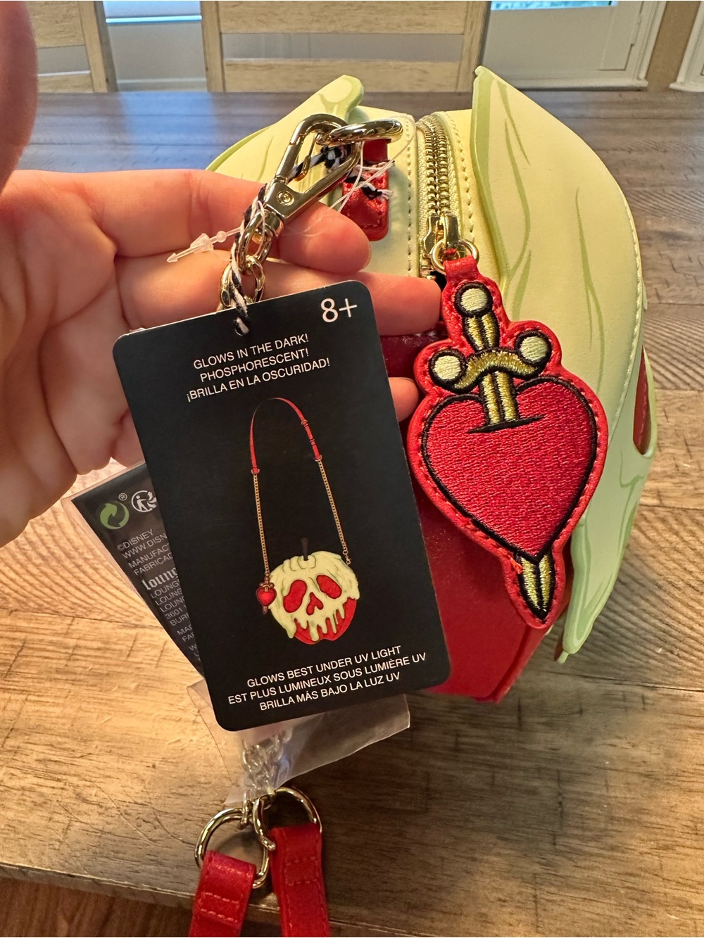 Rare Disney Loungefly Snow White Glow In The Dark Apple purse - Picture 6 of 7